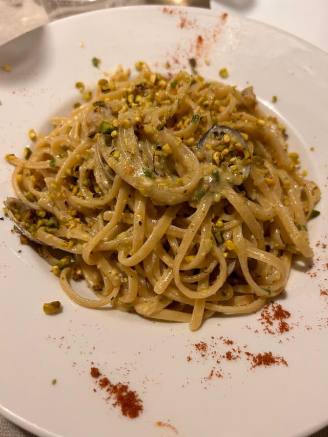 Linguine con crema di pistacchio e vongole - Le Dune Bistrot