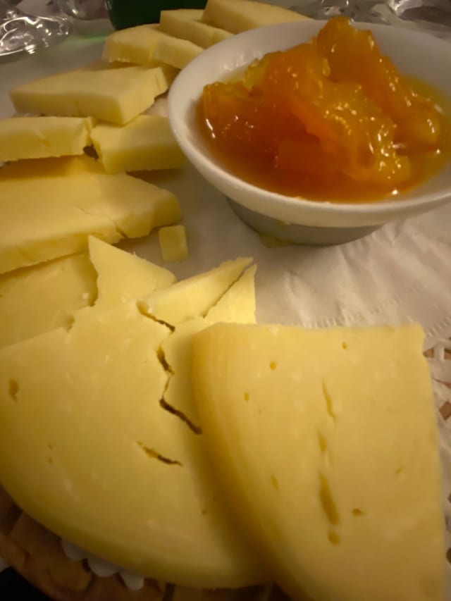 Assiette di formaggi tipici di masseria con composta d'arancia  - Enoteca Vesta