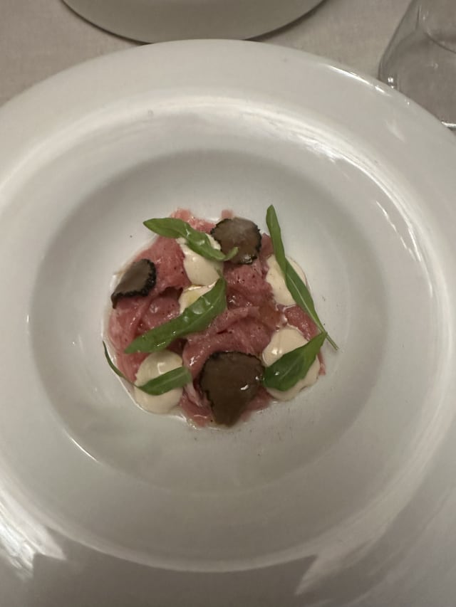 Carpaccio di manzo con salsa al caciocavallo, rucola e tartufo estivo  - Enoteca Vesta