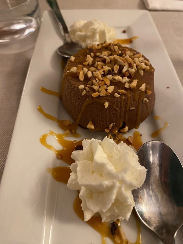 Semifreddo al cioccolato su specchio di salsa mou - Enoteca Vesta