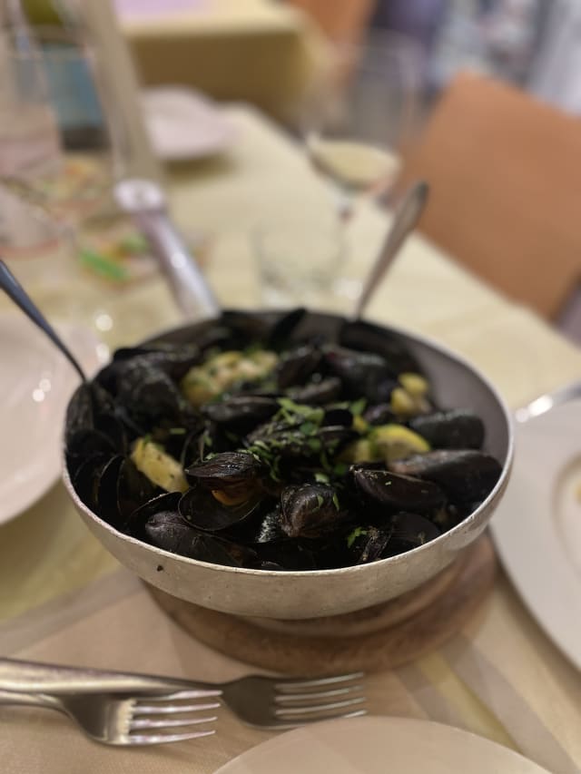 Padellata di Molluschi, crostacei, pane bruscato - Omar cafè e ristorante