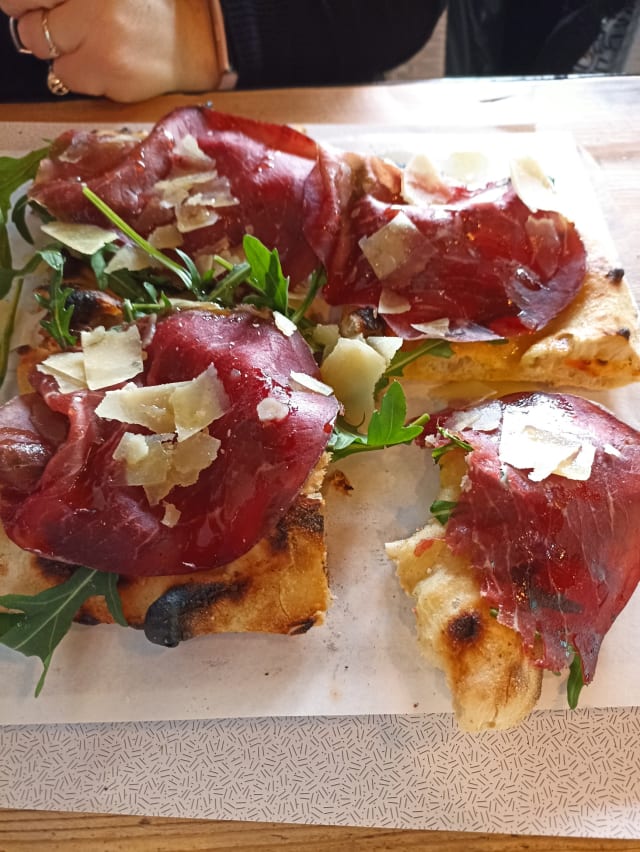 Pinsa Bresaola ruchetta e scaglie di parmigiano - The Gud, Rome