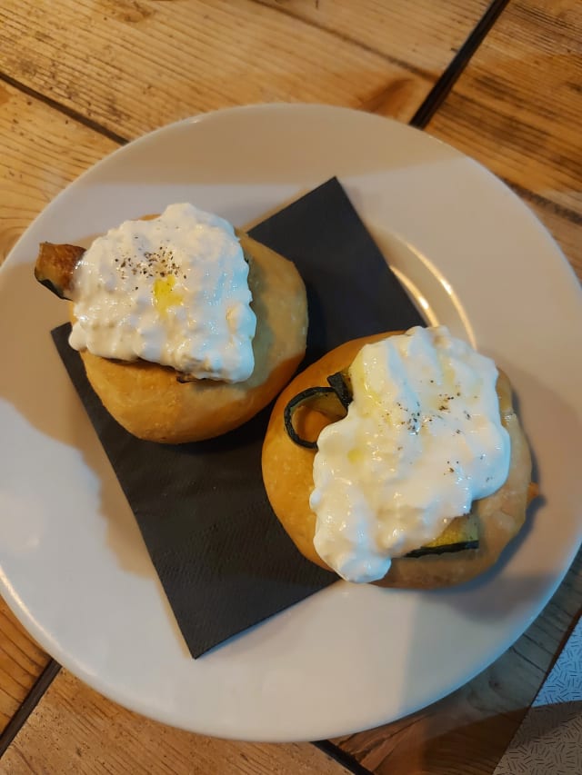 Pizzottella zucchine stracciatella e pepe - The Gud, Rome