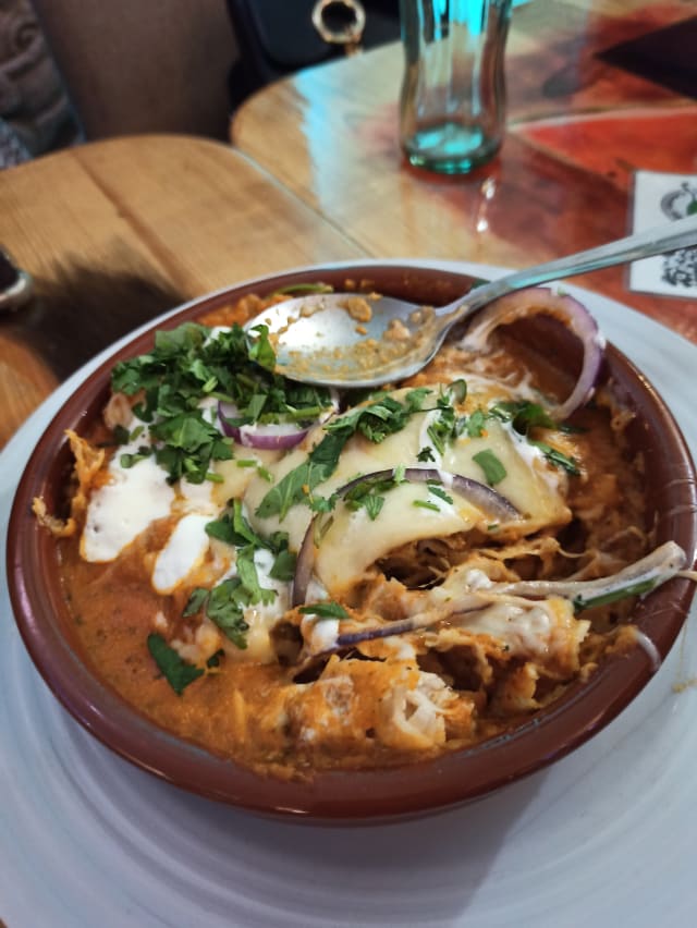 Enchilada de pollo (salsa verde o roja) - Cómete México Ríos Rosas, Madrid