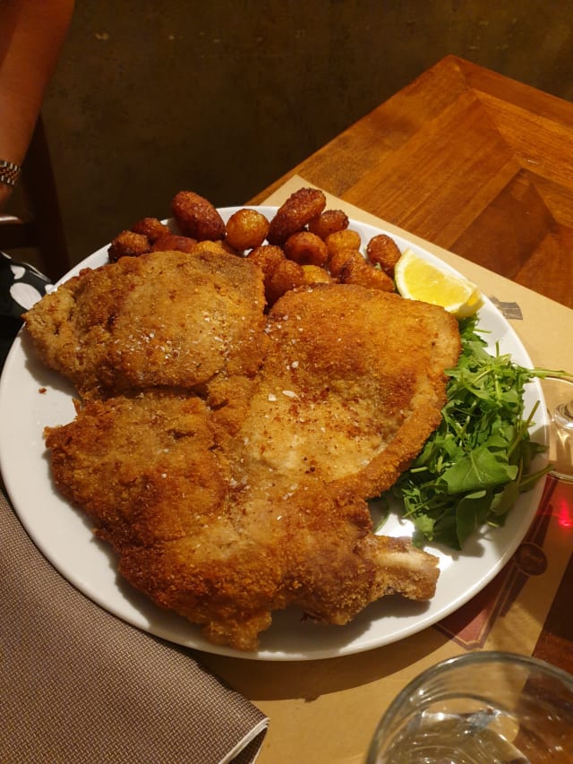 COTOLETTA ALLA MILANESE - Hosteria Porta Tosa, Milan