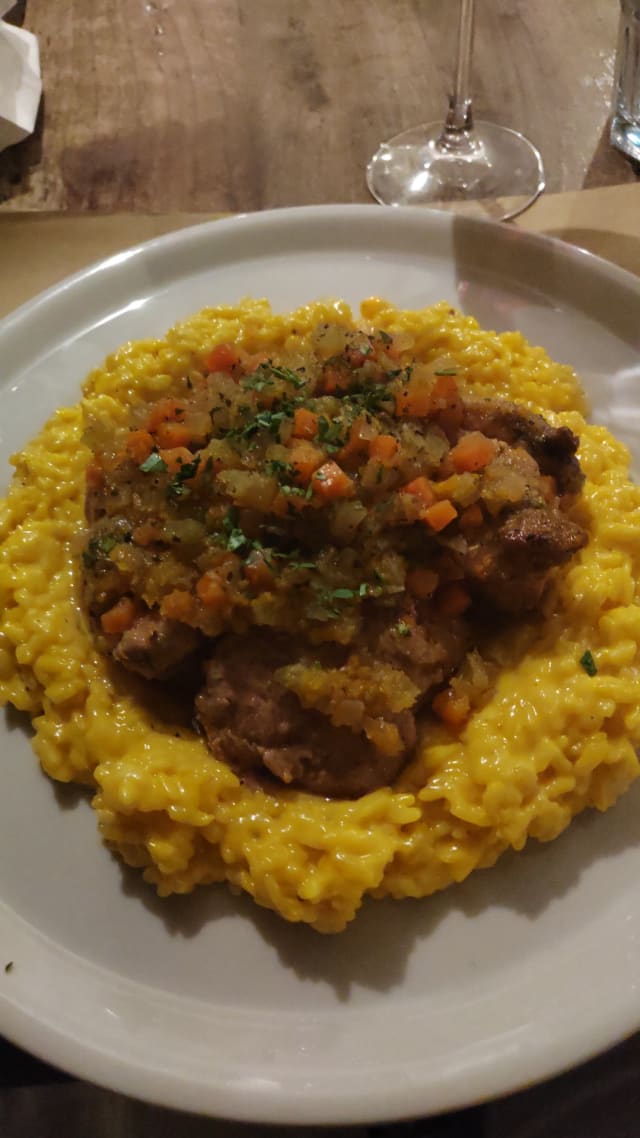 OSSOBUCO CON RISOTTO ALLA MILANESE - Hosteria Porta Tosa, Milan