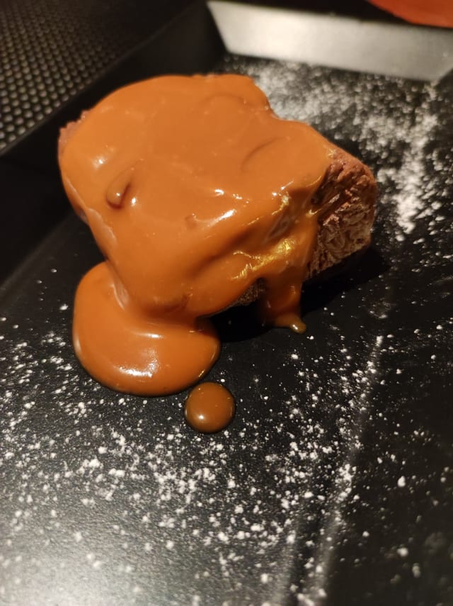 Bolo Gelado de chocolate com molho de caramelo - Romaria de Baco, Sintra