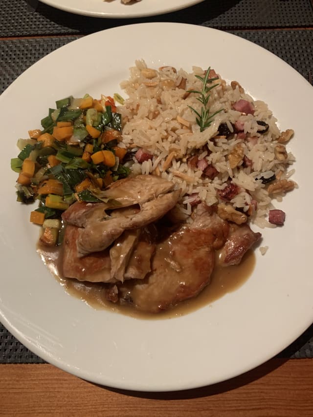 Lombinhos de porco grelhados c/ molho de vinho da Madeira e arroz de frutos secos - Romaria de Baco, Sintra