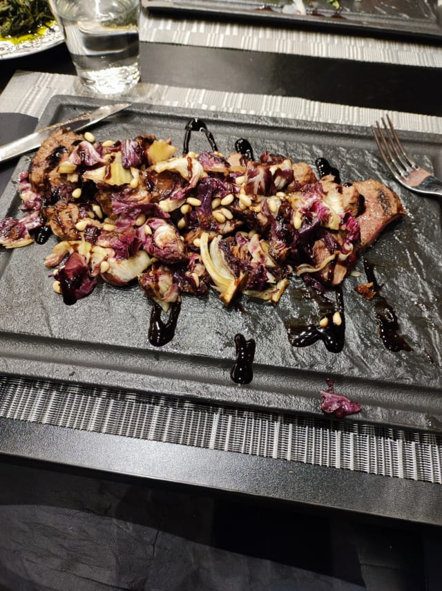 Tagliata radicchio pinoli e glassa di aceto balsamico - I Carnefici, Ostia