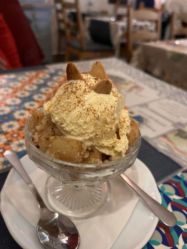 Crumble de maçã quente com gelado - Beco a Sério