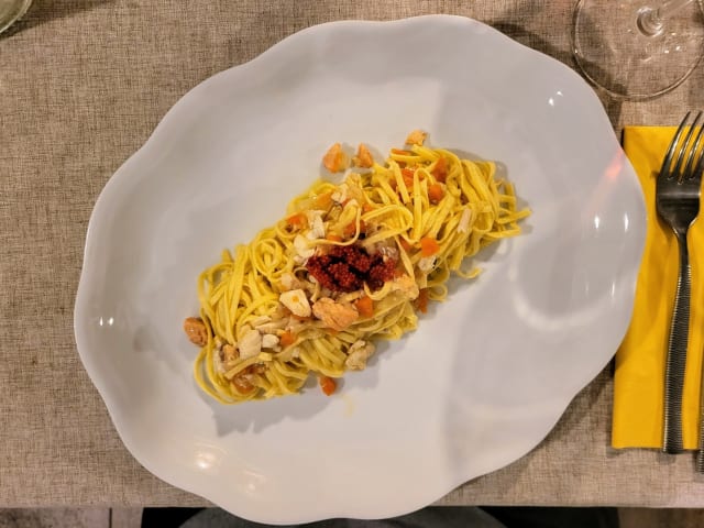 Tagliolini fatti in casa con ragù di pesce di lago e uova di lompo - Osteria Rambaldi