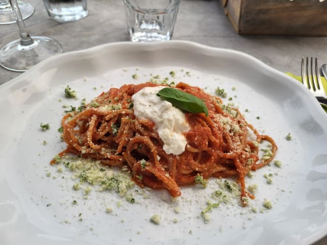 Spaghetti integrali al pomodoro con burrata e parmigiano verde  - Osteria Rambaldi