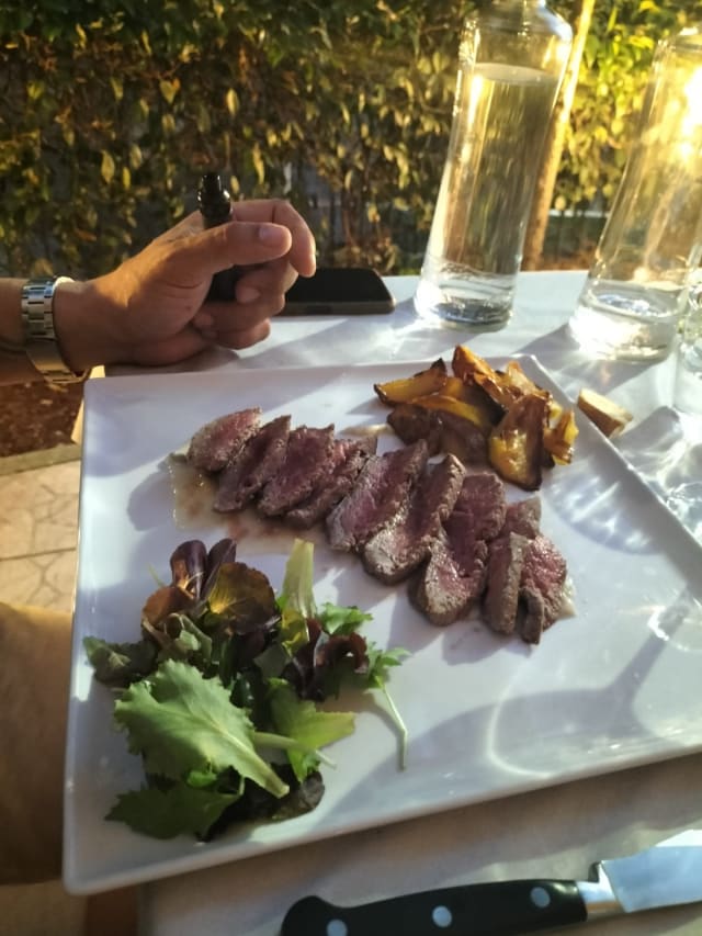 Tagliata di fassona su crema di zola e patate alle erbe di campo - Osteria Rambaldi