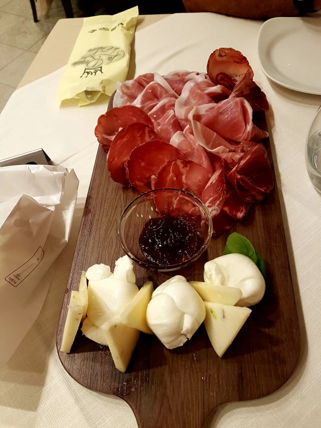 Tagliere salumi e formaggi - La Reggia di Ostuni