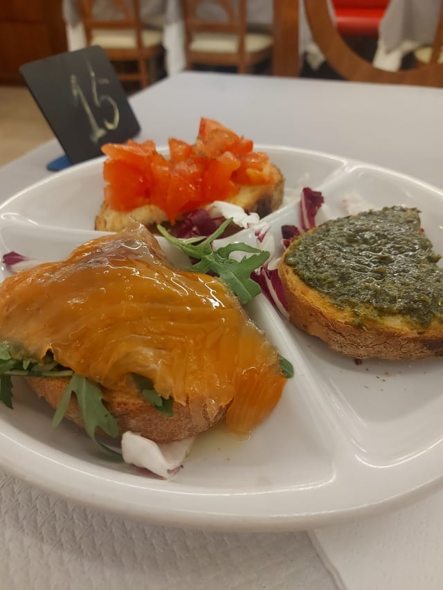 Tris di Bruschette (pomodoro, olive, salmone) - Julie's, Rome