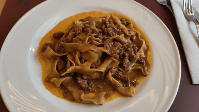 Pappardelle con salsiccia , vino rosso Aleatico, salsa soffritto e petali di grana - Visconti 2.0