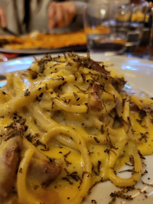 Spaghetti Carbonara con Tartufo Nero fresco - Visconti 2.0, Rome