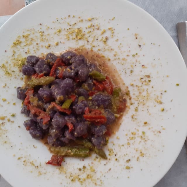 Gnocchetti di patate viola con asparagi, pomodorini e granella di pistacchio - Belvedere