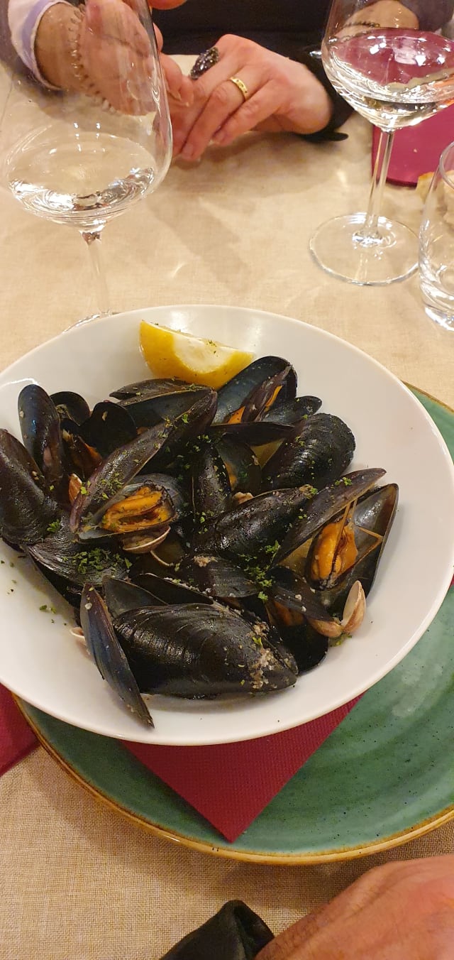 Steamed mussels and clams in white wine and garlic - Osteria Alla Bandiera