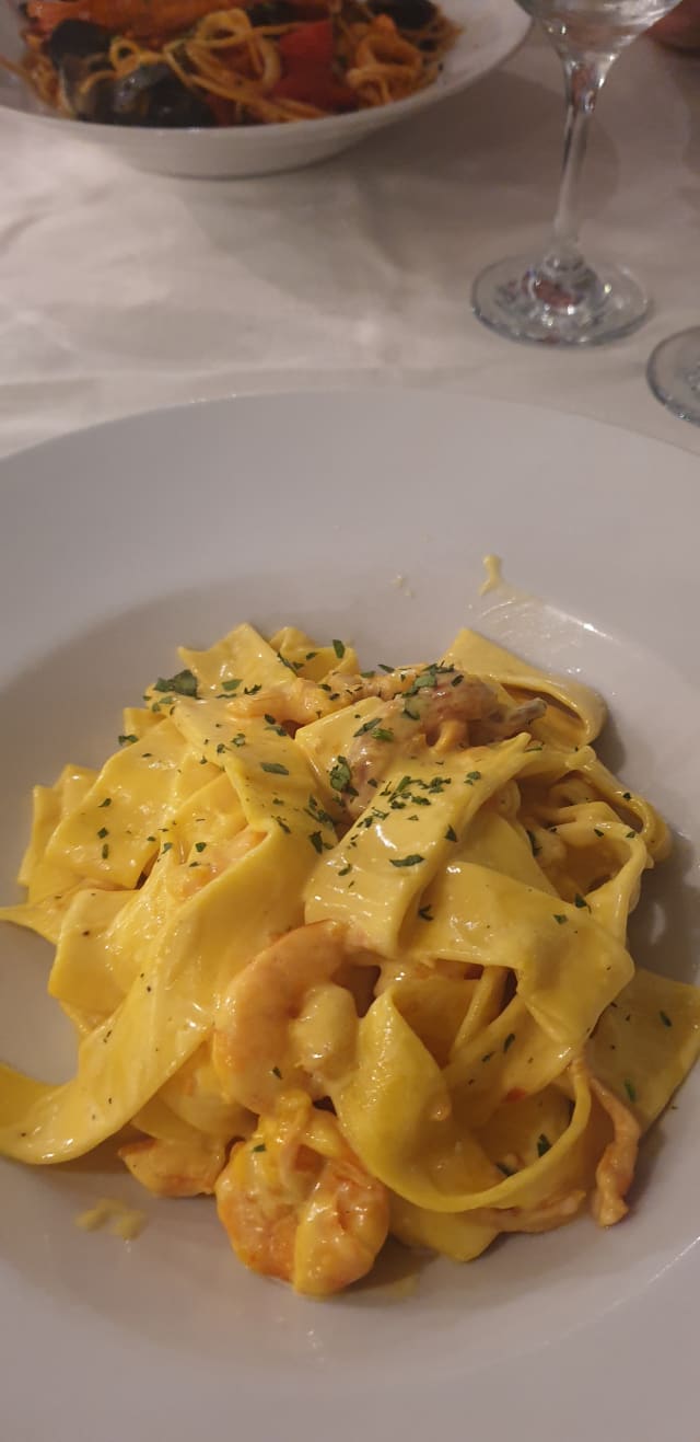 Pappardelle alla carbonara di mare (Gamberetti, salmone, panna e zafferano) - Ristorante Plinio 1988