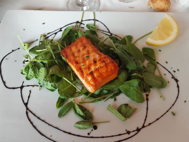 Trancio di salmone scottato con piopparelli e crema di castagne  - Ristorante Plinio 1988