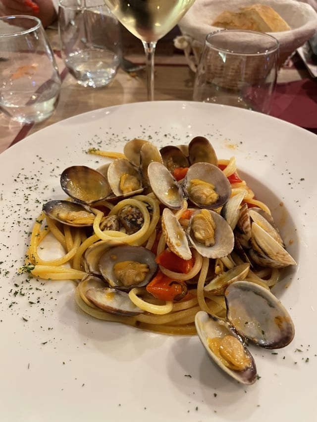 Spaghetti con vongole veraci - La Porta Accanto