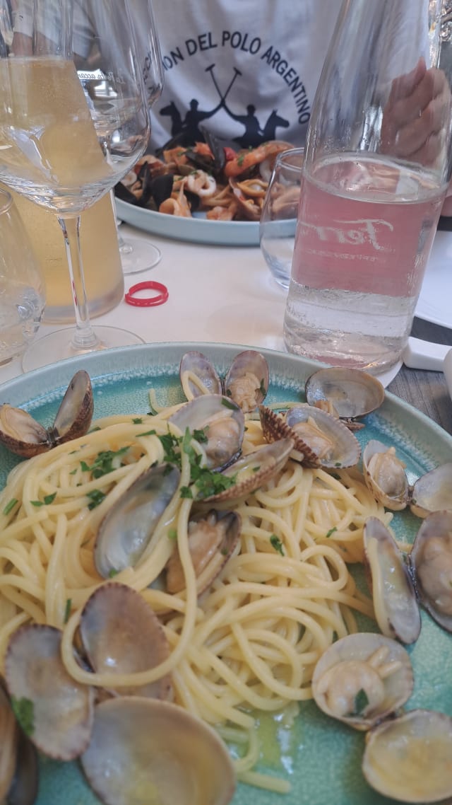 Spaghetti con Vongole Veraci - La Porta Accanto