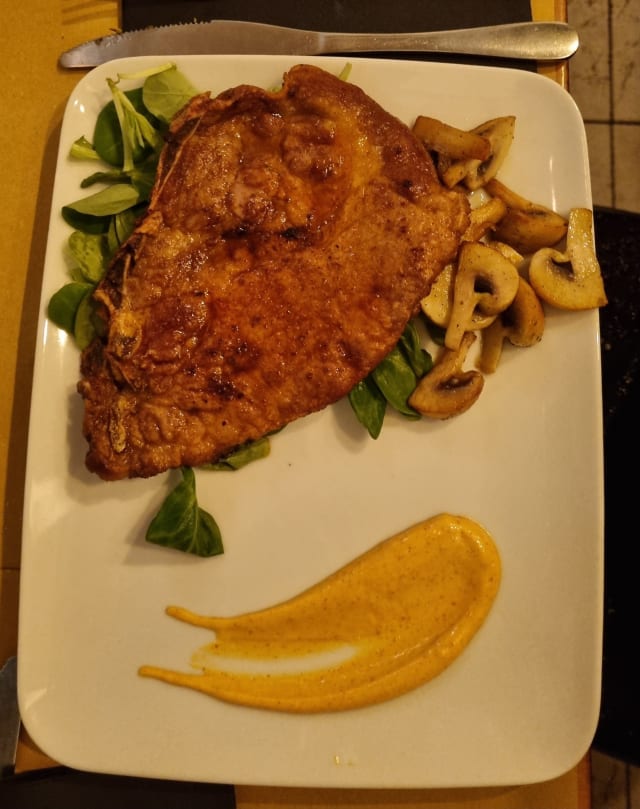 Braciola di maiale alla paprika con mayo al pepe verde e funghi trifolati - Metrocubo, Turin