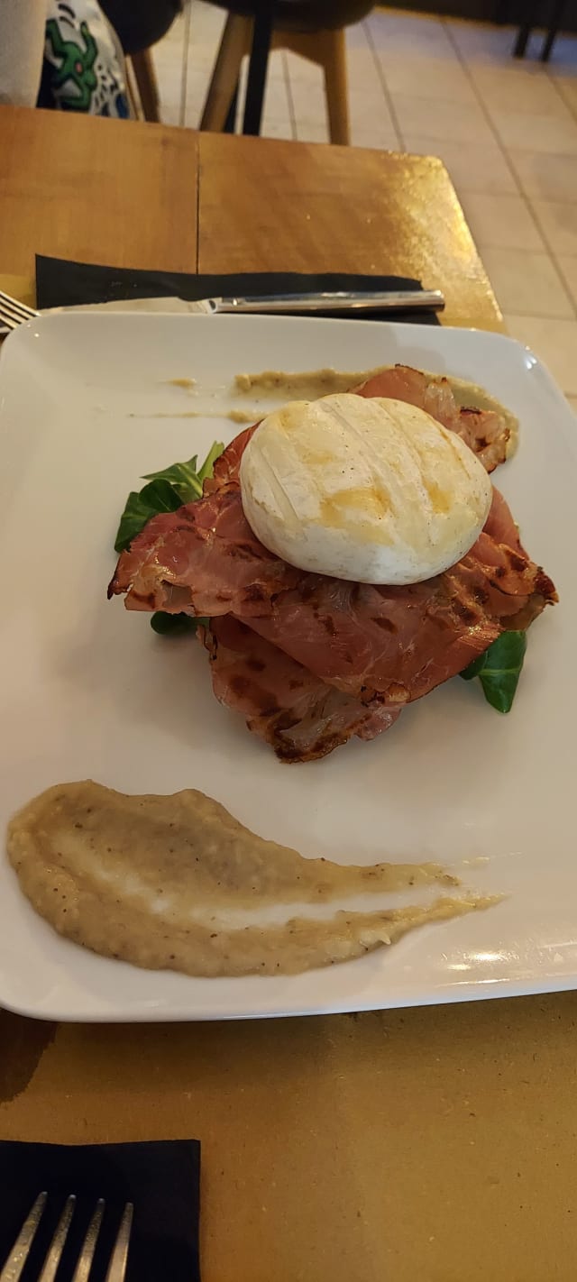 Tomino alla griglia con speck, crema di melanzane, cipolle caramellate e crostino di pane - Metrocubo, Turin