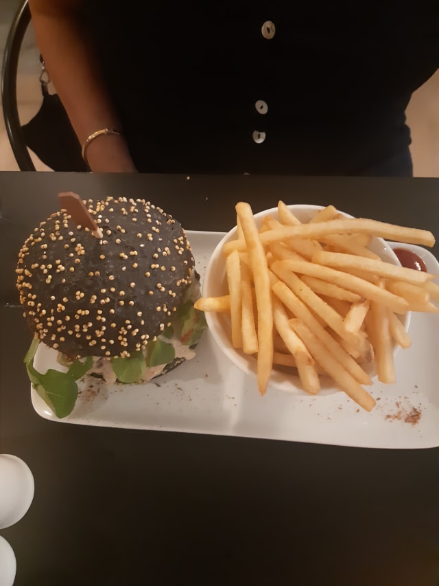 Burger savoureux, avocat sauce au bleu - L'écumoire