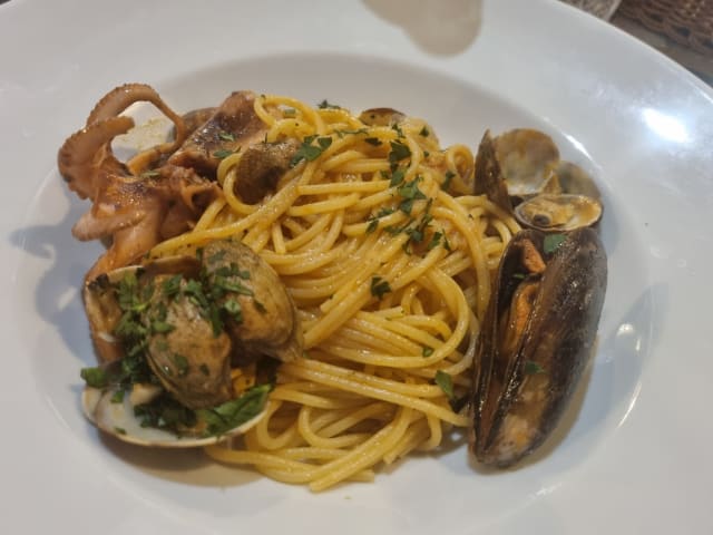 Spaghetti al sugo di mare  - Osteria maria