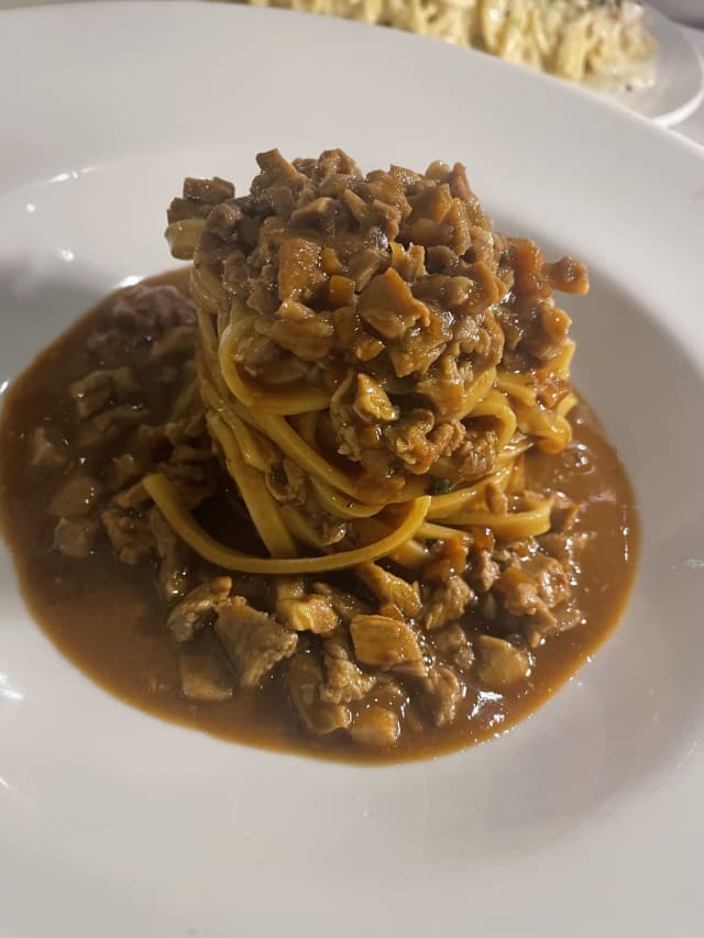 Fettuccella al ragù di manzo bianco tagliato a mano  - Julienne