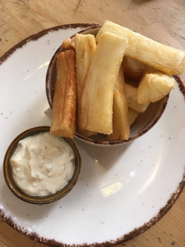 Yuca con salsa tártara - Cafè Floh, Barcelona