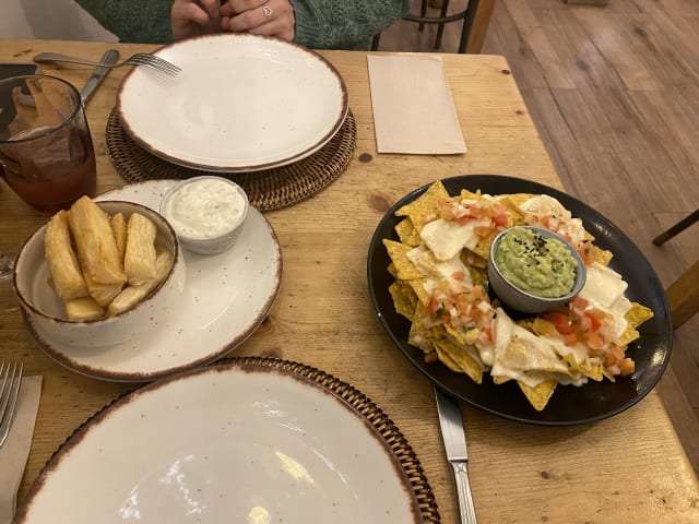 Nachos con queso, guacamole y pico de gallo - Cafè Floh, Barcelona