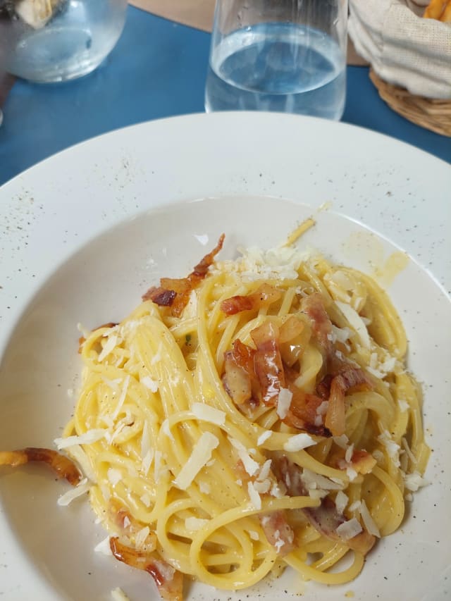 Spaghetti alla carboanra con guanciale croccante - Granchio Blu Peschiera, Peschiera Del Garda