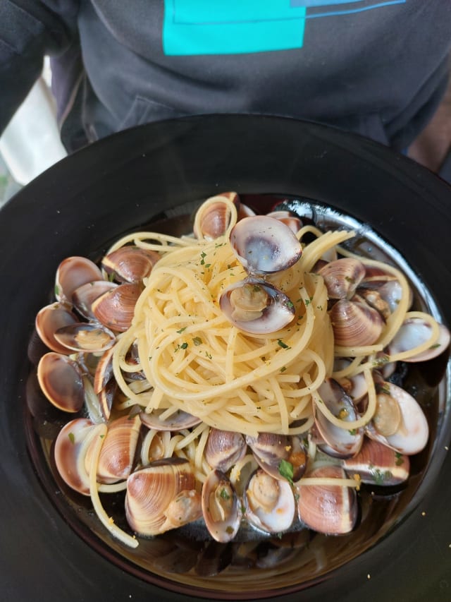 Spaghetti alle vongole veraci con bottarga speciale muggine - Granchio Blu Peschiera, Peschiera Del Garda