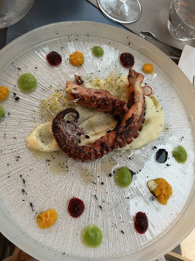 Tentacolo di polpo arrosto con purè di patate profumata al salsa basilico e menta - Granchio Blu Peschiera, Peschiera Del Garda