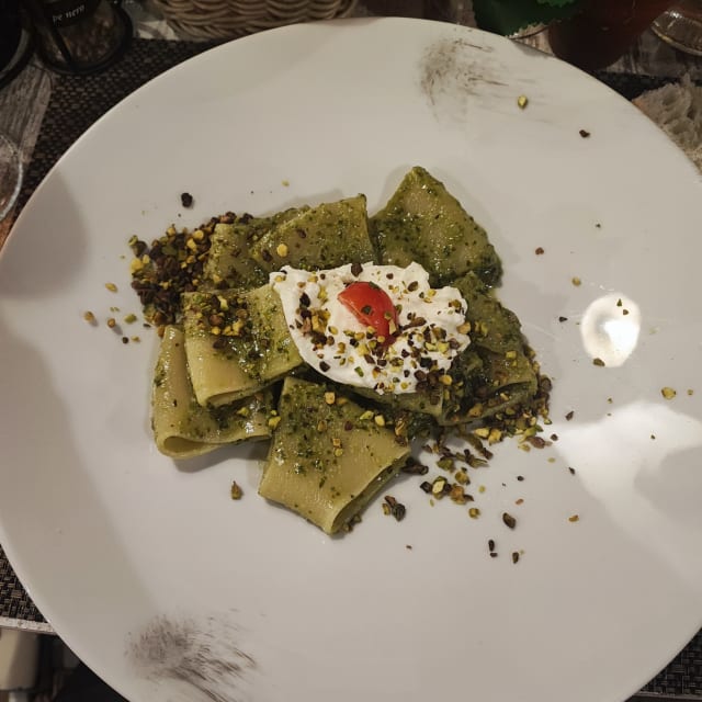 Paccheri Pesto Di Basilico Burrata E Granella Di Pistacchio - Osteria ai do Archi