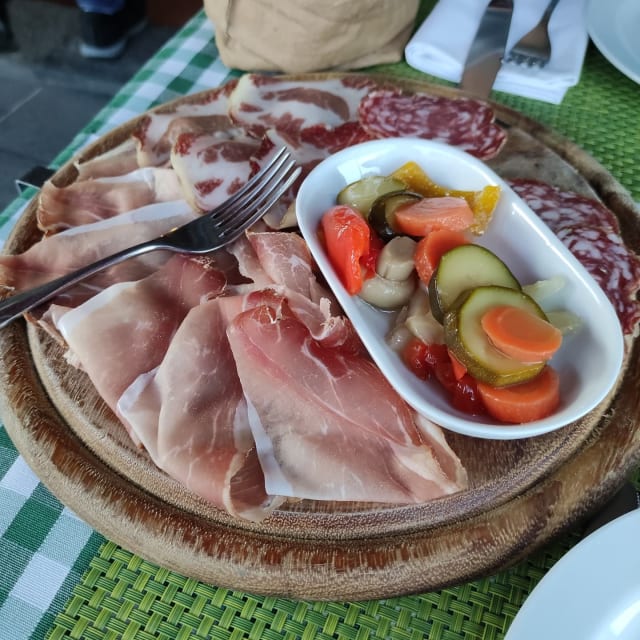 Tagliere di Salumi Regionali accompagnati da un Bis di Formaggi Lombardi - Alzaia 26, Milan