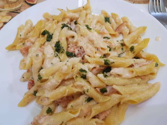 Penne al salmone(prodotto congelato) - Snack BAR Green Apple, Montecatini Terme