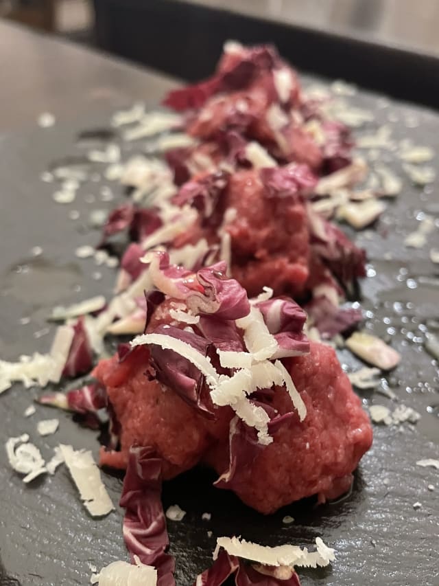 Carpaccio di Podolica con Cipolla Rossa, Arance e Canestrato Foggiano - Osteria Caccianferno, Trani