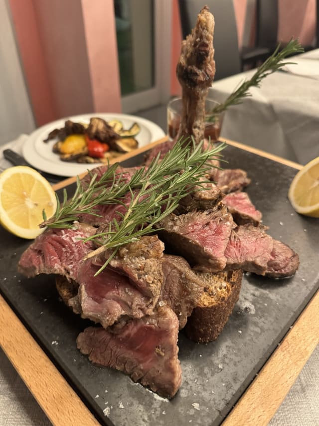 Fiorentina di Chianina Toscana ca 1000g  5,50 all'etto - La Rotonda di Lomazzo Ristorante e Pizzeria