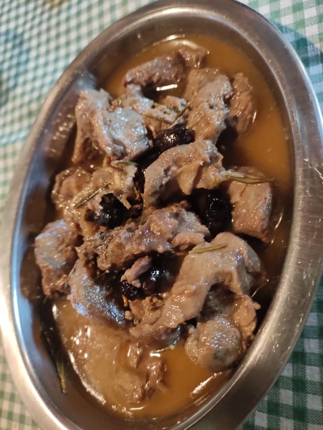 Bocconcini di cinghiale in bianco con olive nere - Bio Agriturismo Aia del Tufo