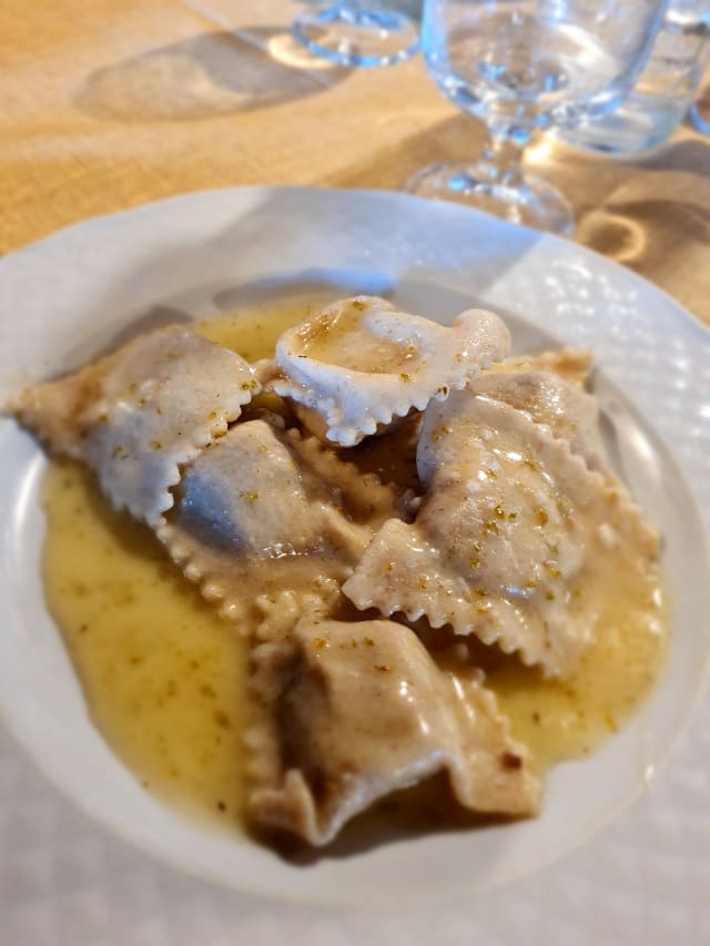 Tortelli di ricotta e castagne con burro fuso e finocchietto selvatico - Bio Agriturismo Aia del Tufo