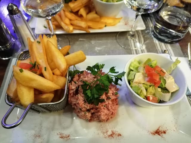 Tartare de boeuf accompagné de frites et salade - L'Envers du Décor - Théâtre Tristan Bernard 8ème