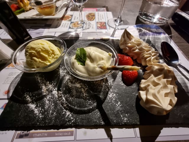 crème double avec meringues et glace - Bourg Ville, Martigny