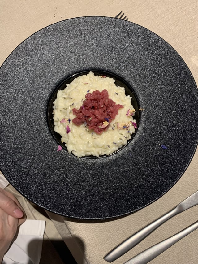 Risotto Acquerello sfumato al franciacorta cacio e pepe battuta di Blonde - Il Perlanera, Bergamo