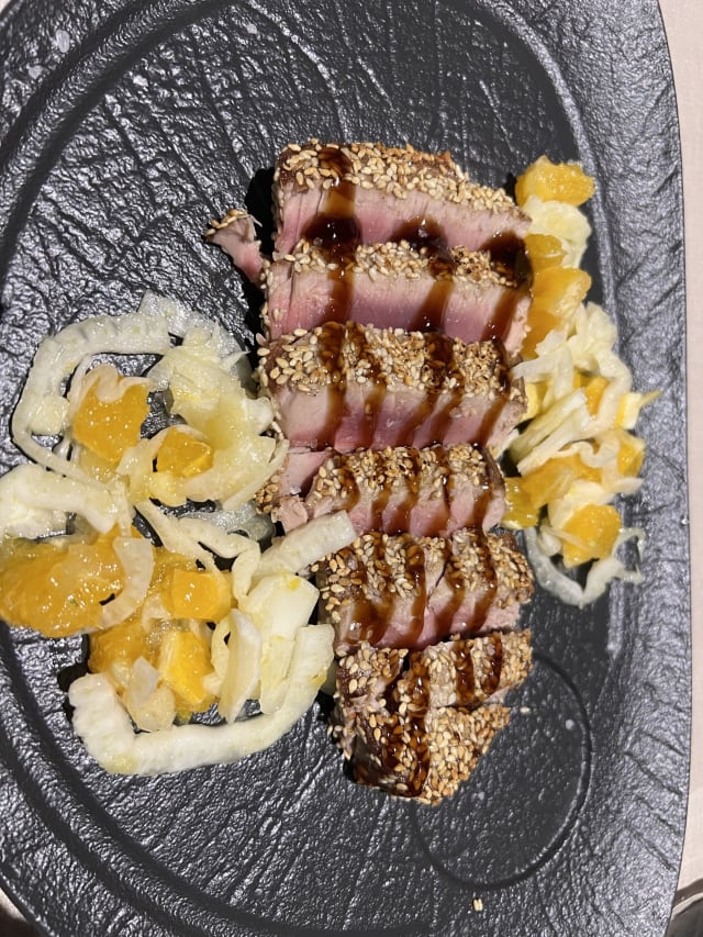 filetto di tonno scottato in croccante panatura di sesamo e dadolata di melanzane in salsa agrodolce alla menta e basilico - Il Perlanera, Bergamo