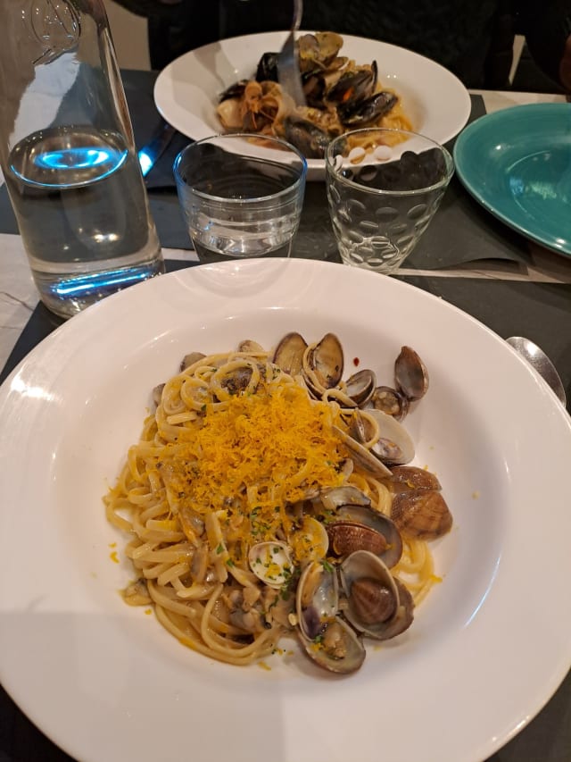 Linguine con vongole veraci  e bottarga - Sale e Pepe, Viareggio