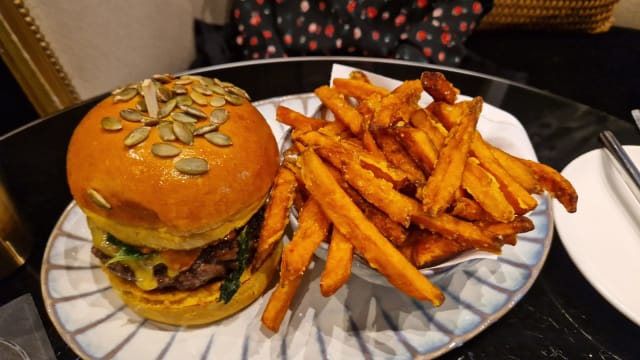 Burger cheese bacon, bun’s de chez lalos au curcurma et graine - Le Bar du Faubourg, Paris